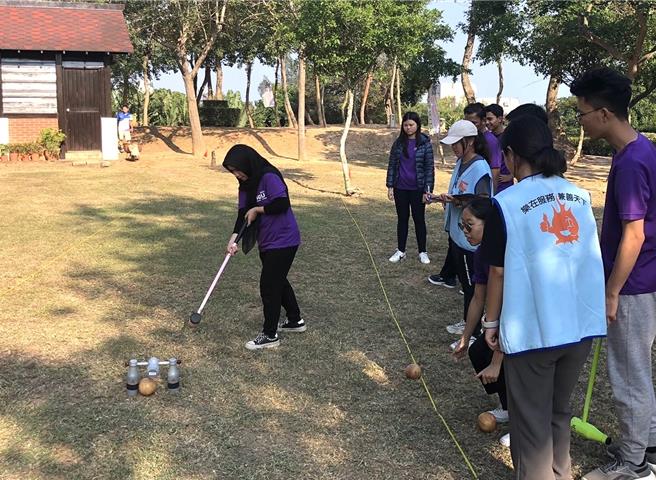 首屆金大盃-亞洲大學國際木球邀請賽今登場，來自大陸及外交部連結新南向菁英培育專班的8國交換學生同場交流。（圖／金門大學提供）