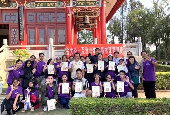 金大盃-亞洲大學國際木球邀請賽讓來自不同文化背景的年輕人相互交流和互動，一起享受木球運動的樂趣。（圖／金門大學提供）