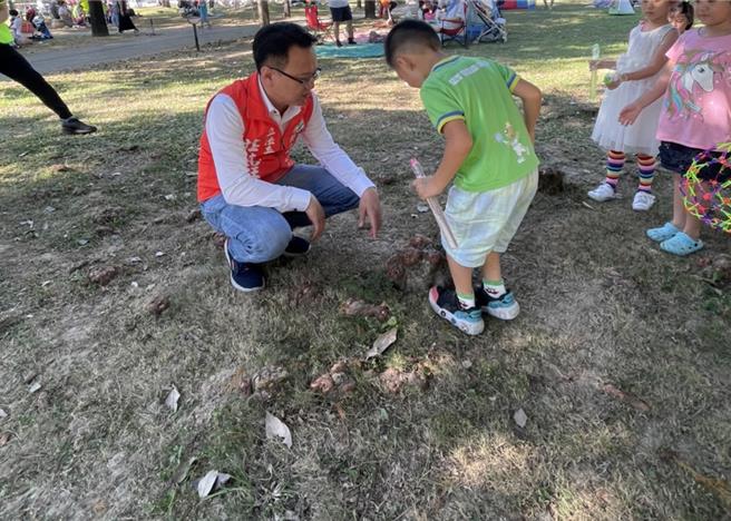 主委庄竞程指出，北屯区南兴公园现场「落羽松」「气根」凸起区，小朋友穿梭其间，危机四伏。（庄竞程提供／冯惠宜台中传真）