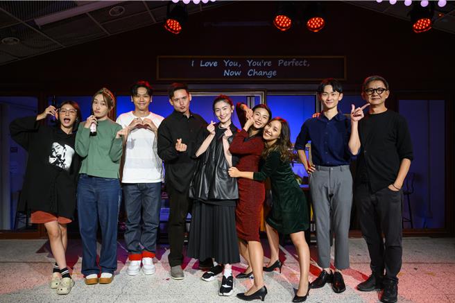 名人与演员合影，由左到右宇珊、巴钰、蔡旻佑、倪安东、管罄、赖佩如、蓝紫绫、周家宽、曹瑞原。（活性界面制作提供）