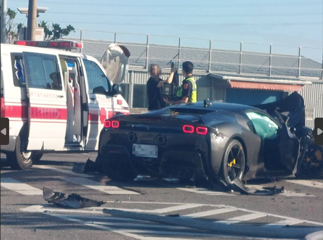 法拉利SF90超跑宜蘭自撞，3500萬元噴了，整輛車全毀。（圖 / 民眾提供）