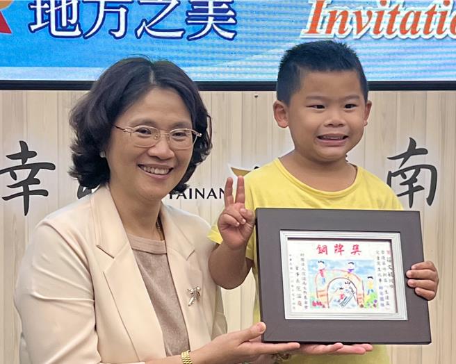 生达杯儿童写生联展今天在民治市政中心一楼大厅颁奖，小朋友笑嘻嘻地领奖。（台南市政府秘书处提供／张毓翎台南传真）
