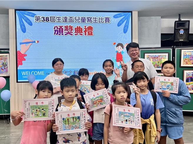 将军区长平国小有9位同学获奖，该校校长许国煌（最后一排右一）特别参加颁奖典礼给学生祝贺与肯定。（台南市政府秘书处提供／张毓翎台南传真）