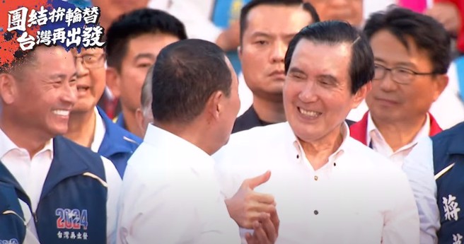 國民黨總統參選人侯友宜4日在台北市政府前廣場舉行萬人造勢大會，前總統馬英九在侯致詞後比了「大拇指」讚賞。（翻攝自侯友宜直播）
