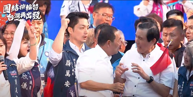 國民黨總統參選人侯友宜4日在台北市政府前廣場舉行萬人造勢大會，前總統馬英九在台上跟侯友宜交流。（翻攝自侯友宜直播）