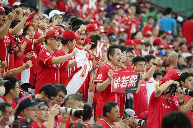 台湾大赛G1在味全龙主场天母棒球场登场。（杜宜谙摄）