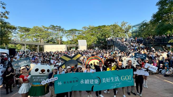 南部建商「华友联集团」砸400万办家庭日活动，今（4）日揪4000名住户到寿山动物园游玩。（柯宗纬摄）