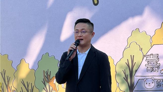 华友联集团董事长陆照廷表示，华友联的好已购住户最知道，因此特别加码明年1月底前只要住户介绍亲友购屋成功，即可获得最新的APPLE I PHONE 15手机。（柯宗纬摄）