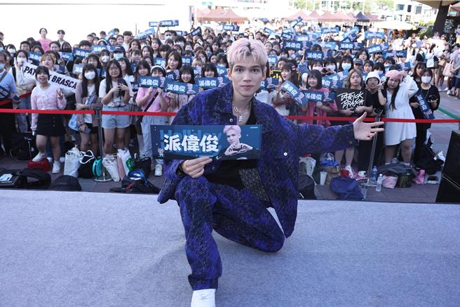 派伟俊4日举办新专辑《去妳的假日》台北签唱会。（罗永铭摄）