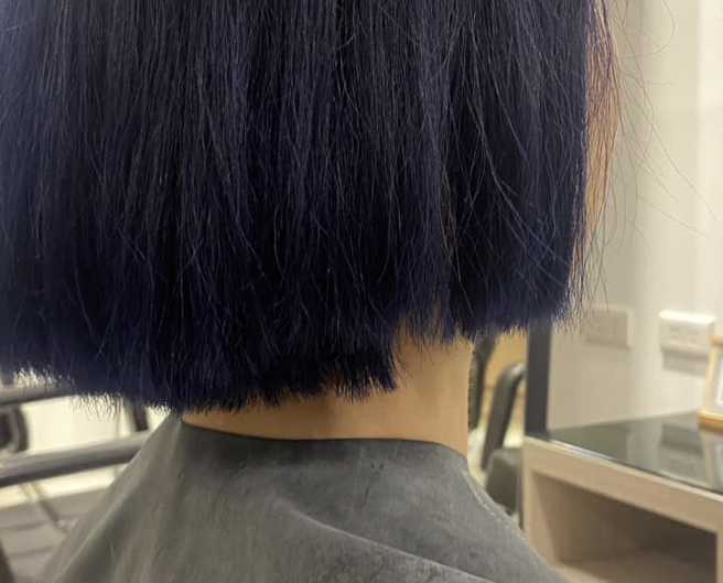 女網友花費萬元染、剪髮，結果顏色跟原本說好的不同，頭髮也被剪得長短不一。（圖／翻攝自「爆料公社公開版」臉書）