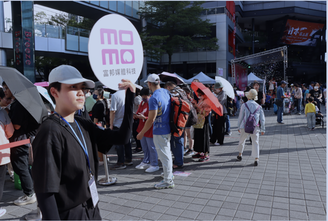 momo购物网在臺北网红节现场举办闯关游戏，4日送出马克杯、化妆袋与环保袋吸引大批闯关人潮。(图/主办单位提供)