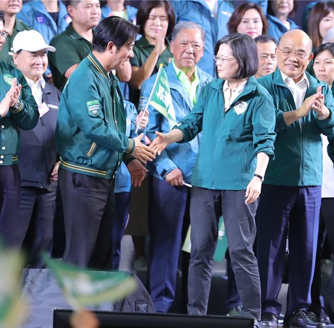 赖清德新北市联合竞选总部成立大会4日下午在板桥第一运动场举行，这场造势大会是蔡英文、赖清德首度于竞选活动合体。（季志翔摄）