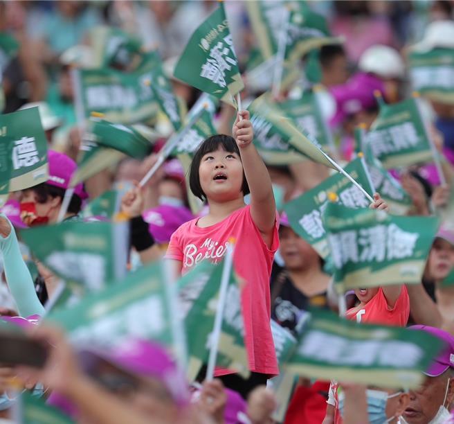 板桥第一运动场今午涌入上万支持群眾，现场几乎座无虚席，每人挥舞手中旗帜，高呼「冻蒜」。（季志翔摄）