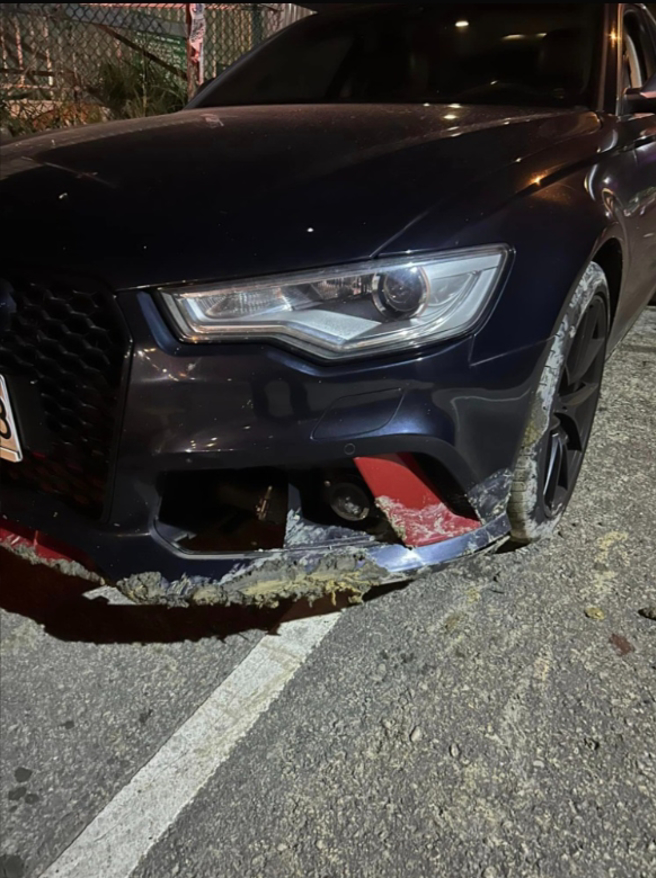 車頭下方因為撞到土堆毀損。（翻攝爆料公社）