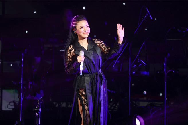 丁噹4日在北流开唱，吸引大批粉丝支持。（罗永铭摄）