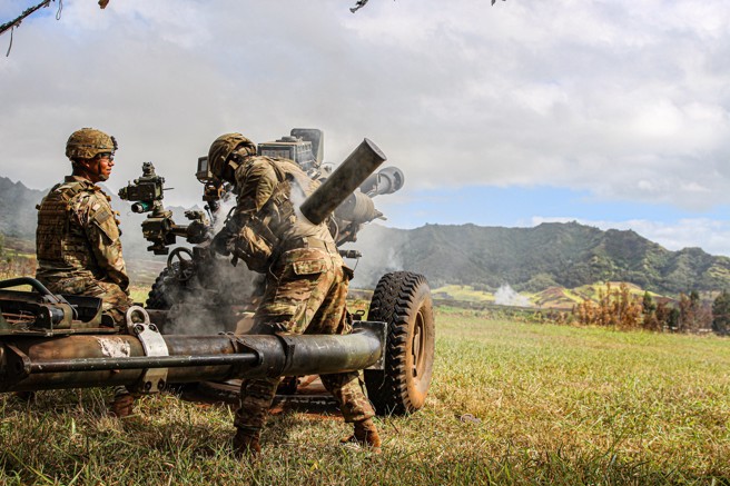 2020年6月14日，夏威夷斯科菲尔德军营，第25步兵师第11野战炮兵团第2营的士兵使用 M119 榴弹炮提高基本炮兵技能资料照。（DVIDS）