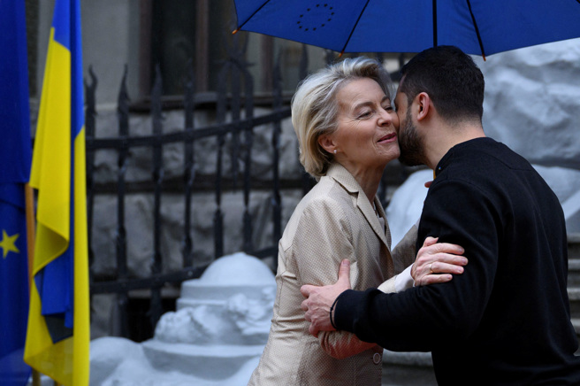 2023年11月4日，乌克兰总统泽连斯基于基辅欢迎欧盟委员会主席冯德莱恩。（路透社）