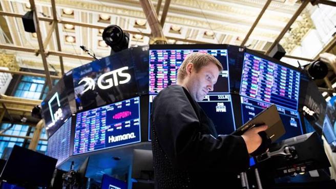 美國非農就業報告顯示就業市場大幅降溫，讓外界更加篤定聯準會（Fed）升息循環已經步入終點。圖／美聯社