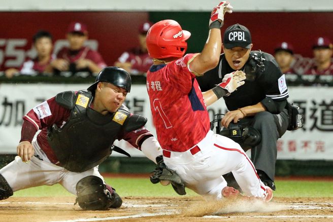 樂天桃猿在8局下靠著朱育賢長傳美技讓味全龍林孝程（右）在本壘前出局。（杜宜諳攝）