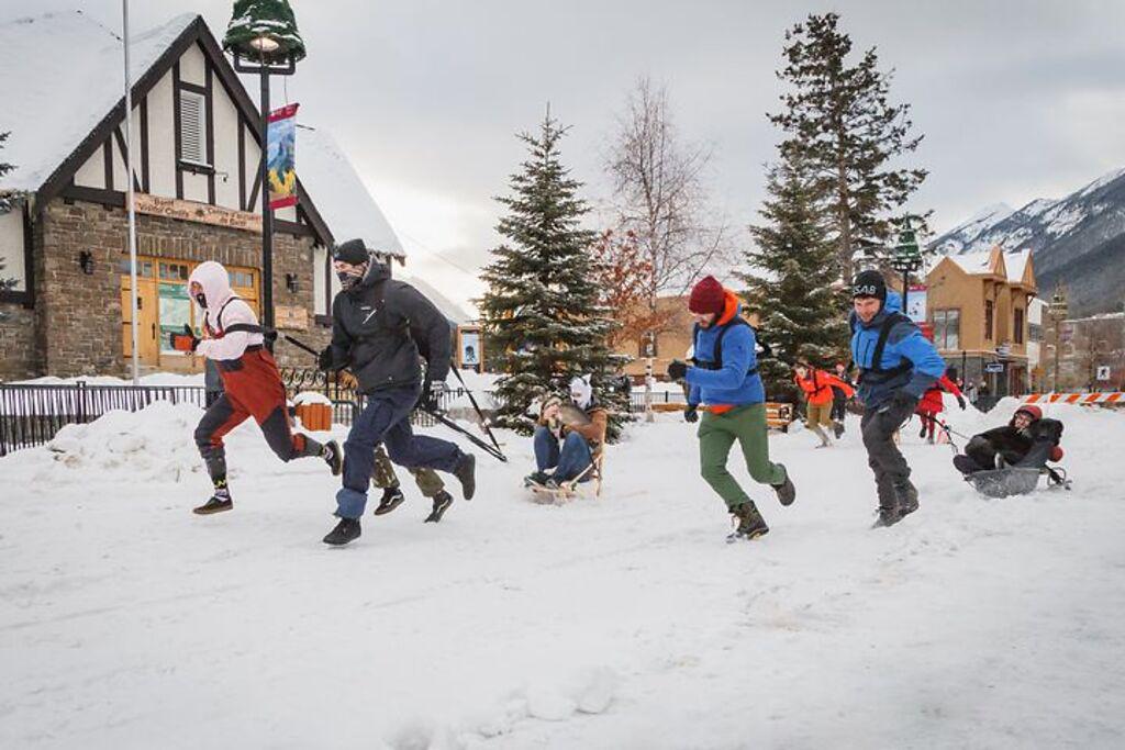 冬季的班夫大道上，有許多雪上活動親子遊的溫馨畫面。　圖：Banff & Lake Louise Tourism（Shannon Martin）／提供