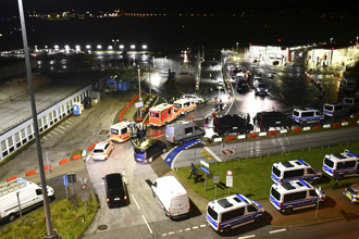 武裝男挾持兒童闖德漢堡機場！與警對峙 機場關閉