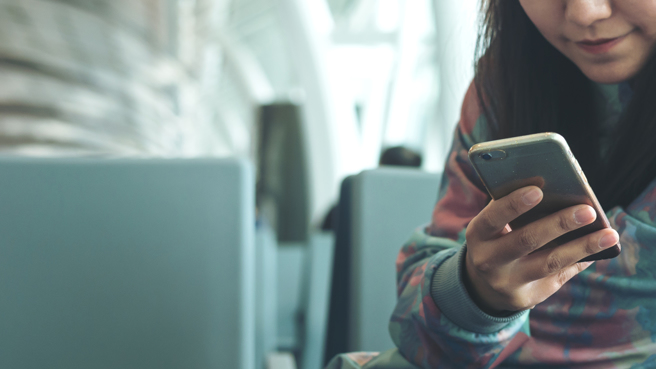 透过APP与短影音传播，不少大陆用语如今台湾民眾也朗朗上口。(示意图／shutterstock)