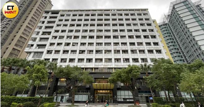 信义区时代广场大楼位于「蛋黄区中的蛋黄」，每坪房价80万元起跳，如今被周方慰求偿1500万元获准。（图／赵世勋摄）