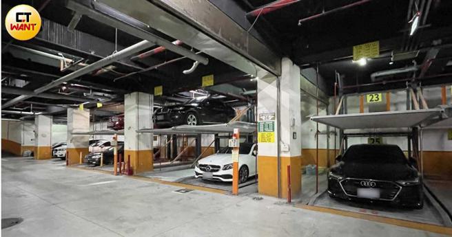 周方慰2013年以3000万元买下时代广场社区500坪土地，包括200多坪停车场和3楼一处住宅。（图／赵世勋摄）