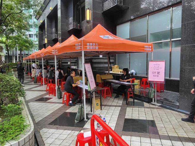 時代廣場大樓遭周方慰求償1500萬元，每戶要分別負擔數千到數萬元，讓10月底的區權會氣氛低迷。（圖／讀者提供）