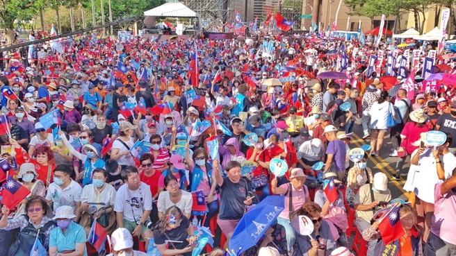 國民黨總統參選人侯友宜萬人造勢大會4日在台北市政府前廣場舉行，大批民眾參與並手舉旗幟和標語表達支持。（資料照，姚志平攝）