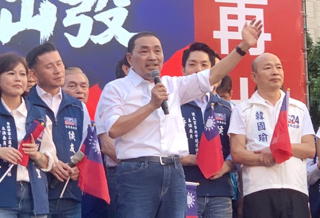 國民黨總統參選人侯友宜（中）4日出席在台北市政府前廣場舉行的萬人造勢大會，前高雄市長韓國瑜（右）也到場力挺。（資料照，姚志平攝）