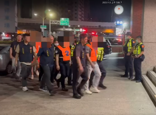 大批黑衣人前往派出所叫嚣，警方喝止后当场将在场人士驱离，在4小时内逮捕12人送办。(戴志扬翻摄)