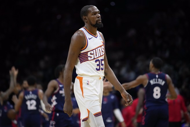 面对太阳连败窘境，杜兰特只能露出无奈表情。(美联社)