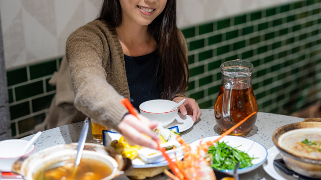 大陆一名男子在台北东区某餐厅用餐，才吃到一半就被服务员告知用餐时间结束。（图／示意图，达志影像）