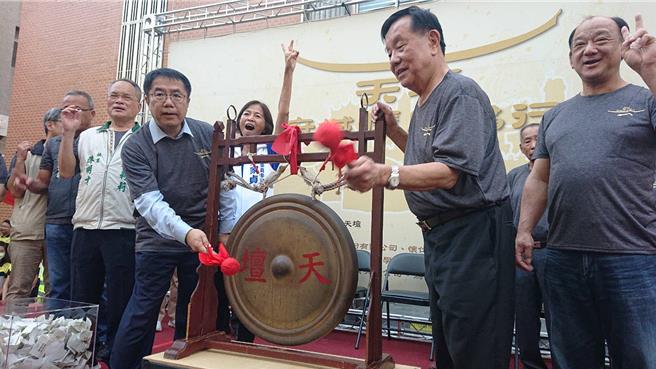 台灣首廟天壇5日清晨6時在中西區忠義路封街舉辦健走，台南市長黃偉哲（右三）與天壇董事長徐國潤（右二）一起敲鑼宣布開跑。（程炳璋攝）