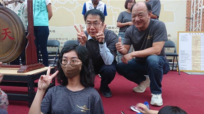 台灣首廟天壇5日清晨6時在中西區忠義路封街舉辦健走，台南市長黃偉哲（後方左）、國民黨台南市議員許至椿（後方右）與參加民眾合影。（程炳璋攝）