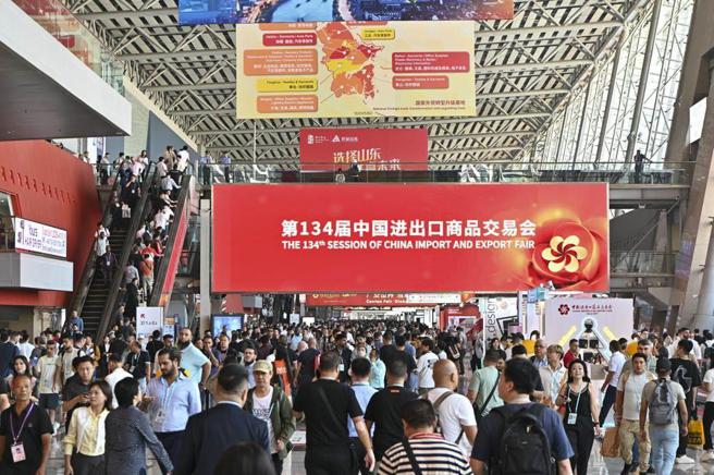 根据大会公布，本届广交会线下出口成交223亿美元，较第133届成长2.8％。图／中新社