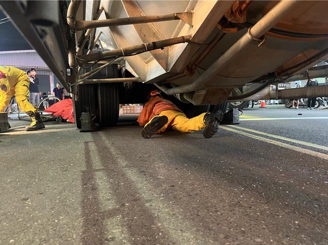 屏东县盐埔乡4日发生铁马骑士与槽车碰撞，当场命丧轮下。(屏县消防局提供／林和生屏东传真)