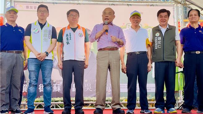 2023年11月5日新北市／苏贞昌（左四）到新庄替吴秉叡（左三）辅选，大力称讚他是「喊水会转弯」。（吕健豪摄）