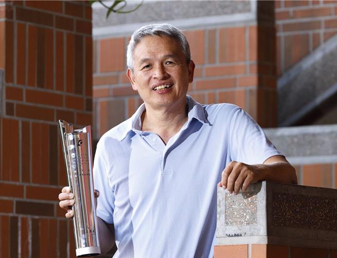 成大教授李文熙推動台灣成為被動元件領導者 ，被教育部選為教育家人物典範。（教育部提供／林志成台北傳真）