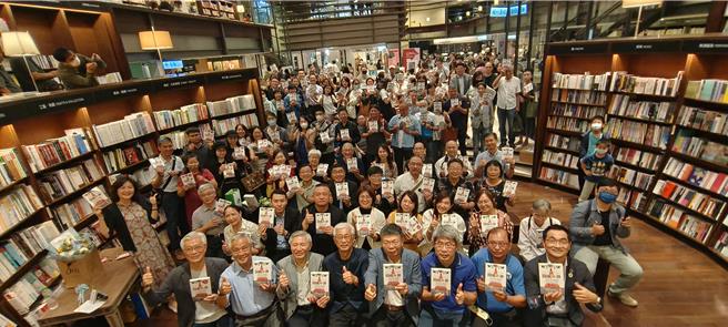 中華科技大學航空運輸管理研究所教授陳盛山推出新書「開航之神」，4日在台中中友百貨誠品書局辦首場簽書會，產官學齊聚一堂展現高人氣。（陳盛山提供／馮惠宜台中傳真）