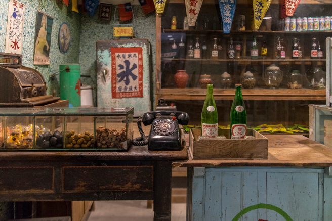 一名男子在彰化北港某间杂货店门口看到店家写「𥴊仔店」，表示是杂货店台语正确写法。（图／示意图，达志影像）