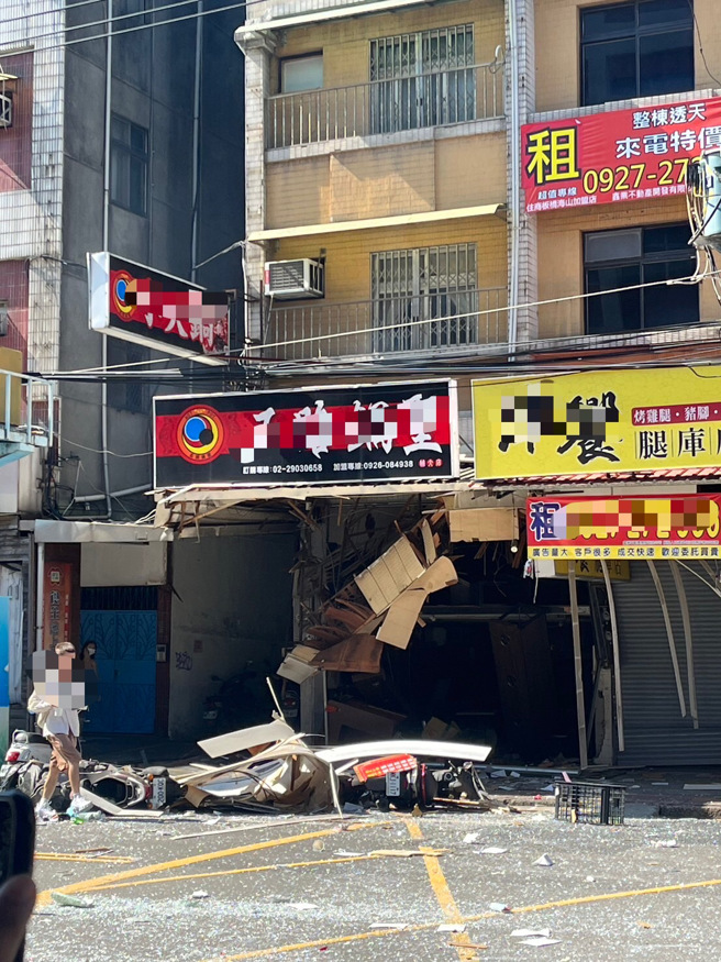 新莊建國一路火鍋店氣爆 ，店面「像遭轟炸」全毀。(戴志揚翻攝)