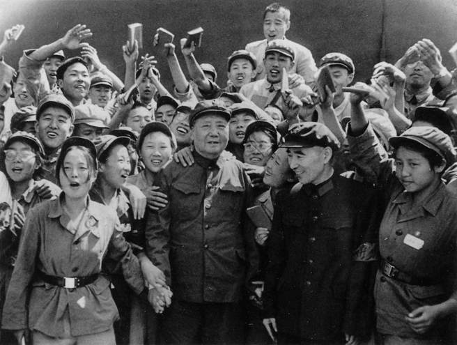 紅衛兵的服飾並沒有紅領巾，而是身著綠色軍衣和帽子、在左臂上佩戴紅色袖章。圖為毛澤東與林彪及紅衛兵的畫面。（本報系資料照片）