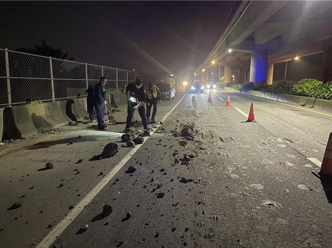 桃園平鎮砂石車狂瀉土石，員警與巡守隊共同清理現場。(警方提供／呂筱蟬桃園傳真)