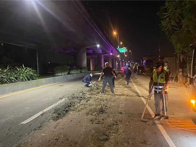 桃園平鎮砂石車狂瀉土石，員警與巡守隊共同清理現場。(警方提供／呂筱蟬桃園傳真)