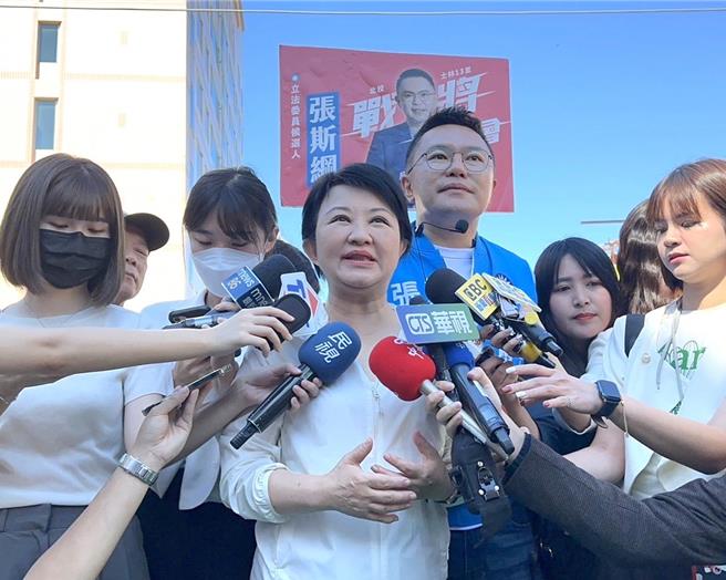 台中市长卢秀燕（中）今与国民党台北市士林、北投立委参选人张斯纲（右）今到北投中继市场拜票。（蔡佩珈摄）