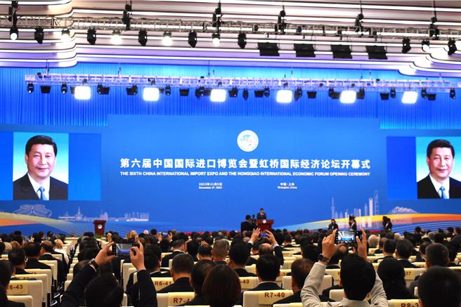 大陸國家主席習近平5日向進博會致信，由大陸國務院副總理何立峰宣讀內容。（陳冠宇攝）