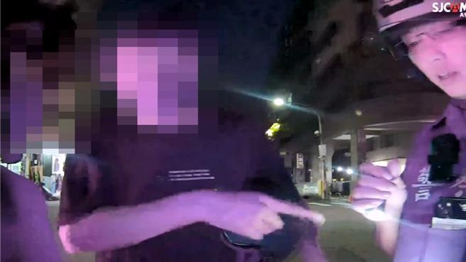 3日晚間警方攔查一部雙載機車，後座董姓女子（左）謊報身分遭揭穿，董女男友（中）一句「我陪你」，讓董女感動全招了。（警方提供／任義宇高雄傳真）