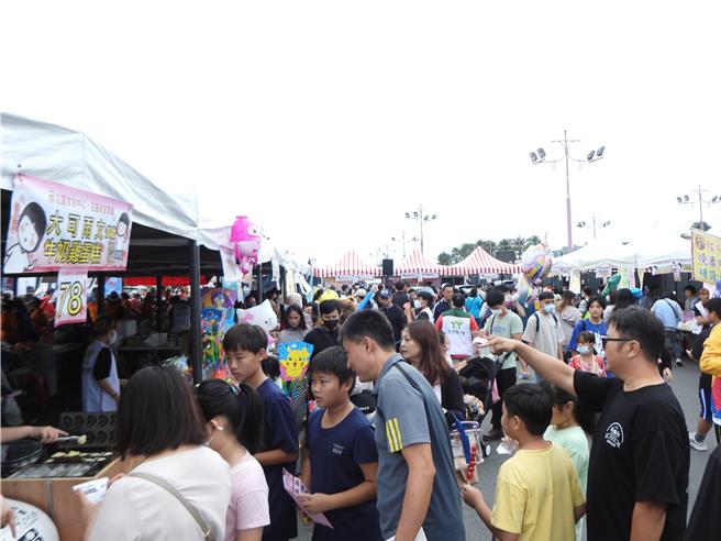 花莲家扶中心今上午在六期重划区（东大门夜市旁），举办「希望列车‧梦想启动」大型抗贫园游会，现场有上百摊摊位，贩售商品玲琅满目，不少民眾一早就前往挖宝。（罗亦晽摄）